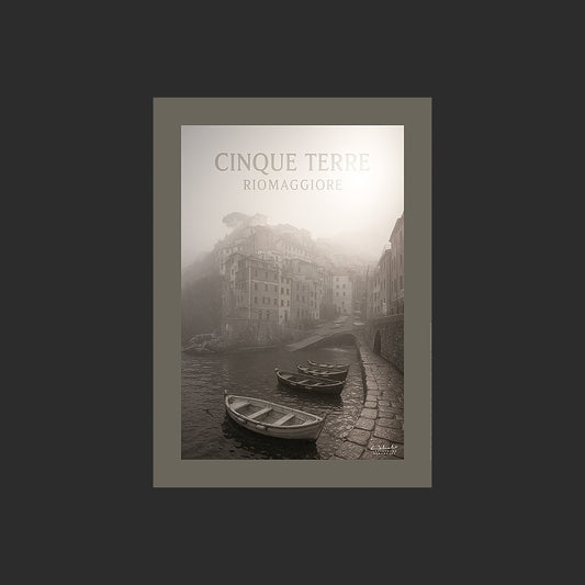 Affiche SP0179 Cinque Terre le port de Riomaggiore en hiver dans la brume en noir et blanc, design avec marge couleur.