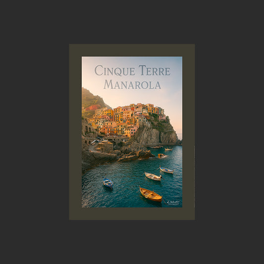 Affiche SP0182 Cinque Terre Manarola le port depuis la mer en été au couchant, design avec marge couleur. 