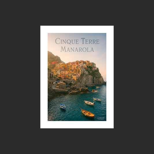 Affiche SP0182 Cinque Terre Manarola le port depuis la mer en été au couchant, design avec marge blanche. 
