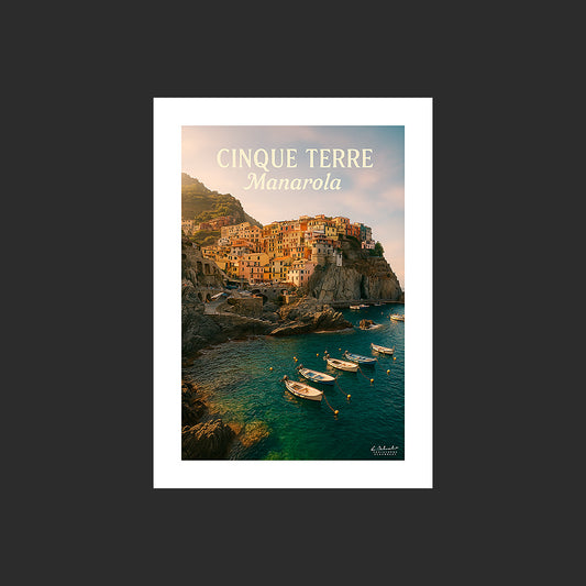 Affiche SP0183 Cinque Terre Manarola depuis les falaises rocheuses en été, design avec marge blanche.