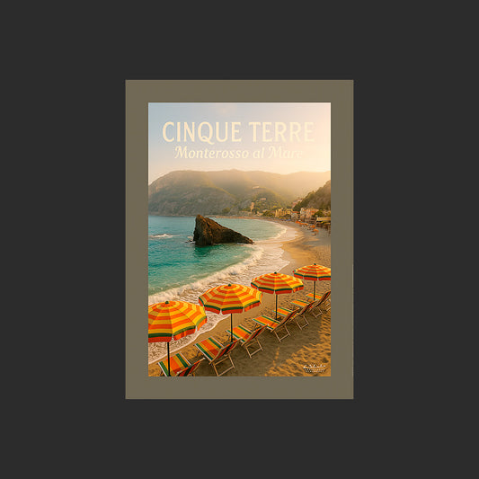 Affiche SP0187 Cinque Terre Monterosso al Mare plage et parasols jaunes oranges, design avec marge couleur.