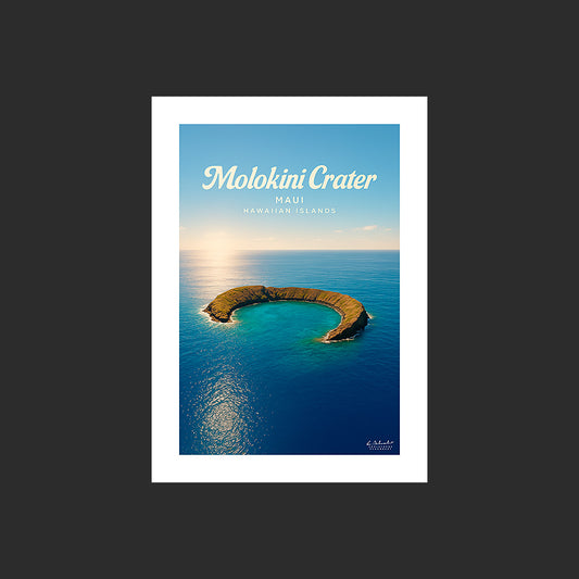Affiche SP0200 Molokini Crater Maui Hawaï vue aérienne le matin en été, design avec marge blanche.