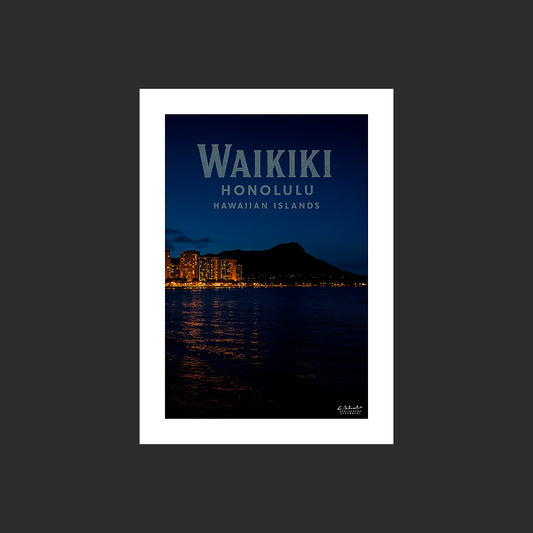 Affiche SP0202 Waikiki Honolulu Hawaï le front de mer la nuit en été, design avec marge blanche.
