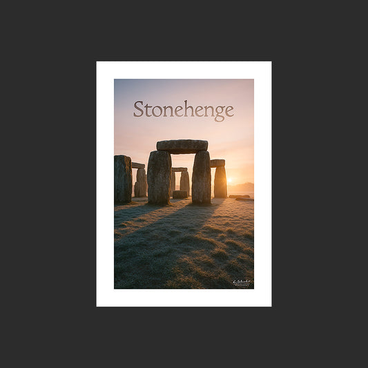 Affiche SP0205 Trilithes de Stonehenge en Angleterre en hiver au couchant, design avec marge blanche.