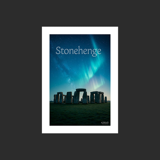 Affiche SP0207 Stonehenge en Angleterre avec aurore boréale en hiver, design avec marge blanche.