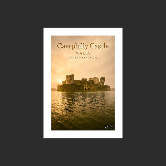 Affiche SP0212 Le château de Caerphilly au Pays de Galles en hiver, design avec marge blanche.
