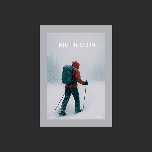 Affiche SP0241 Un randonneur dans une tempête de neige, design avec marge couleur.