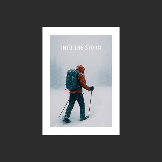 Affiche SP0241 Un randonneur dans une tempête de neige, design avec marge blanche.