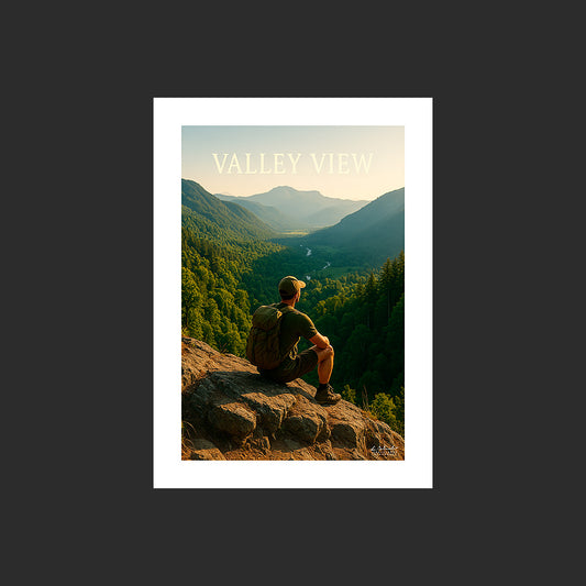 Affiche SP0247 Un randonneur en montagne assis admire la vallée en été, design avec marge blanche.