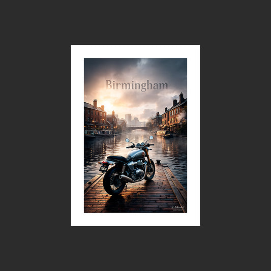 Affiche SP0251 Une moto BSA sur un quai de Birmingham au couchant, design avec marge blanche.
